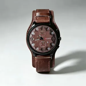 Detailansicht der professionellen Herren-Quarzuhr im Militärstil mit braunem Lederarmband