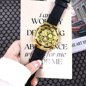 Primer plano de un reloj de cuarzo para hombre con esfera de esqueleto dorada