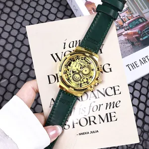 Detalle de reloj de cuarzo esqueleto dorado para hombre con una elegante correa verde