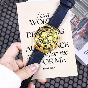 Detalle de reloj de cuarzo dorado para hombre con correa azul marino y esfera