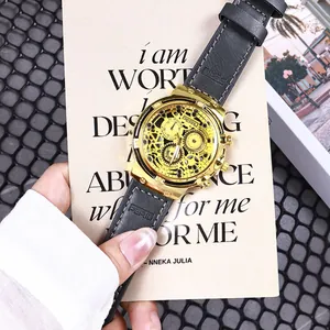 Primer plano de reloj de cuarzo dorado para hombre con esfera esqueleto y cuero