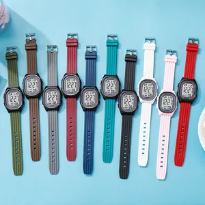 Primer plano detallado de relojes deportivos digitales cuadrados en varios colores