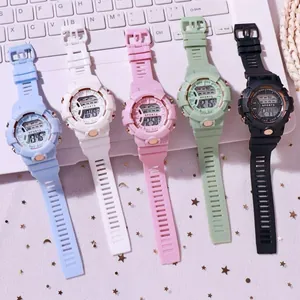 Vista detallada de relojes deportivos digitales unisex en cinco colores, resistentes
