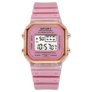 Vista detallada del reloj deportivo digital rosa con bisel de oro rosa y pantalla LED