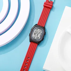 Detalle del reloj deportivo digital cuadrado con correa de TPU roja e impermeable