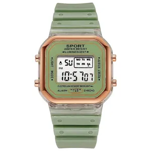 Primer plano detallado de alta calidad del reloj deportivo digital cuadrado verde con bisel