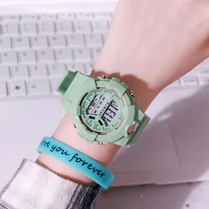Primer plano de un reloj deportivo digital impermeable verde menta en una muñeca