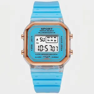Vista detallada de un reloj deportivo digital cuadrado azul claro con bisel en oro rosa