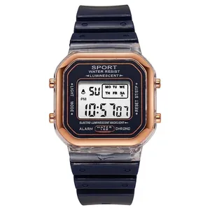 Detalle de reloj digital cuadrado para mujer con bisel en oro rosa y correa azul marino