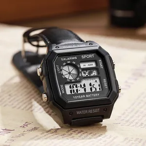 Vista detallada de un reloj deportivo digital con batería de 10 años y 5 alarmas