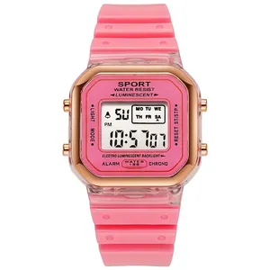 Primer plano de un reloj deportivo digital rosa con bisel cuadrado dorado