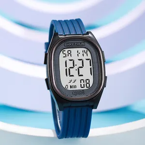 Vista detallada de un reloj deportivo digital cuadrado azul con correa de TPU impermeable