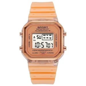Primer plano detallado de un reloj deportivo digital cuadrado color melocotón impermeable