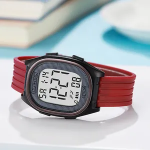 Primer plano de un reloj deportivo digital de TPU rojo con pantalla LCD multifunción