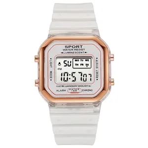 Primer plano del reloj deportivo digital cuadrado blanco con bisel de oro rosa y pantalla LED