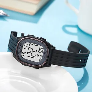 Vista detallada de un reloj deportivo digital cuadrado negro con correa de TPU suave