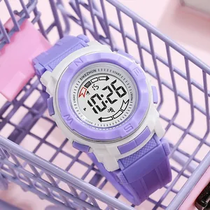 Vue détaillée d'une montre de sport numérique violette pour enfants dans un caddie