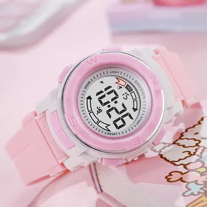 Gros plan d'une montre de sport numérique rose et blanche pour enfants avec bracelet en silicone