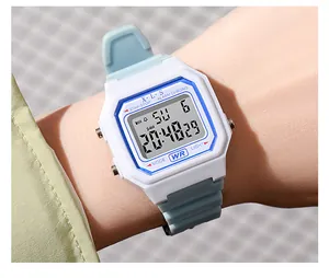 Primer plano detallado de un reloj digital LED cuadrado blanco con toques azules en la muñeca
