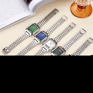 Primer plano de relojes de negocios retro con correas de acero plateado en varios colores
