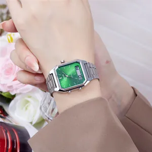 Vista detallada de un reloj de negocios retro con esfera verde y correa de acero.