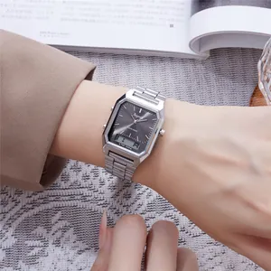 Primer plano de un reloj híbrido de plata estilo vintage con correa de acero en la muñeca
