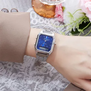 Vista detallada de un reloj de negocios retro con esfera azul y correa de acero plata