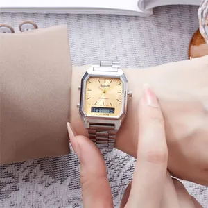 Detalle de un reloj electrónico retro con esfera dorada y correa de acero plateada.