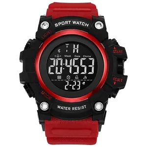 Detailansicht der digitalen Sportuhr mit rotem Armband und schwarzem Zifferblatt