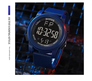 Primo piano di un orologio sportivo digitale blu con display luminoso e sveglia.