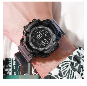 Dettaglio di un orologio sportivo digitale LED da uomo impermeabile con design nero robusto al polso.