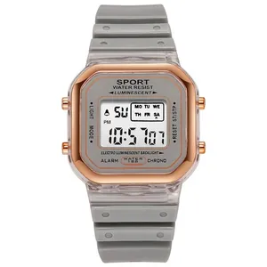 Vista macro detallada de un reloj deportivo digital LED gris con bisel de color oro rosa.