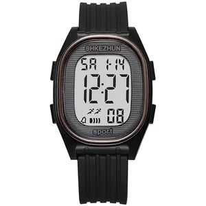 Primer plano de un reloj deportivo digital negro multifuncional con correa de TPU y LCD