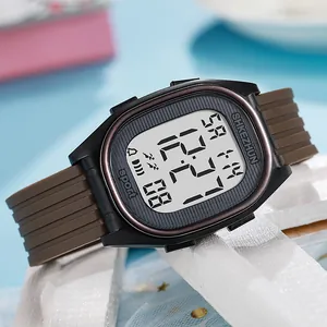 Detalle macro de reloj deportivo digital cuadrado con correa de TPU marrón y pantalla LCD