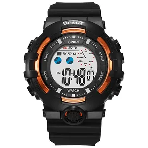 Nahaufnahme einer digitalen Sportuhr für Jungen mit schwarzem Armband und Orange