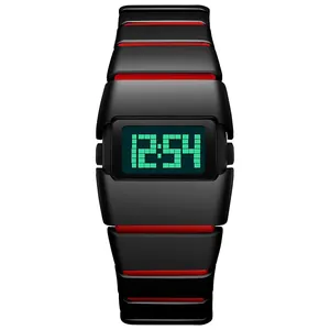 Macro-vooraanzicht van een digitale horloge in Y2K-retrostijl met zwarte behuizing