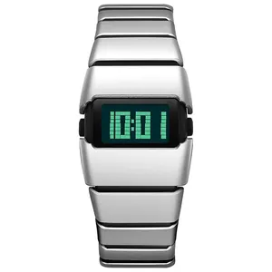 Vooraanzicht van een zilveren Y2K retro digitaal horloge met lichtgevend groen LED-scherm.