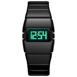 Gedetailleerd vooraanzicht van een matzwart Y2K retro digitaal horloge met groen LED-display