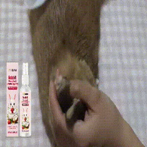 Primer plano del spray acondicionador de pelo de conejo YEGBONG aplicado en la mascota