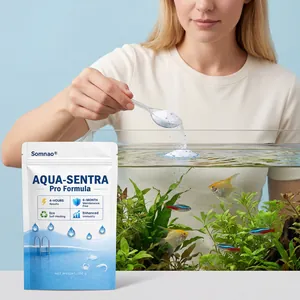 Detailansicht: Wasserklärer-Pulver wird in ein Aquarium mit lebenden Pflanzen gegossen