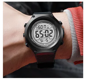 Gros plan d'une montre de sport numérique noire pour homme au poignet avec écran LCD clair.