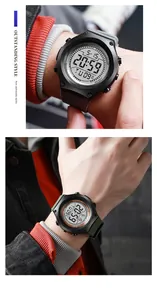 Détail en gros plan d'une montre de sport numérique moderne avec écran rond au poignet