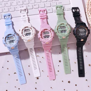 Primer plano de cinco relojes deportivos digitales de colores para niñas en tonos pastel