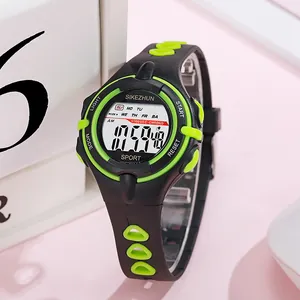 Detailansicht einer wasserdichten Digitaluhr in Schwarz-Grün für Kinder mit Leuchtanzeige