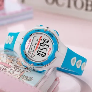 Detailaufnahme einer blau-weißen digitalen Kinderuhr mit Multifunktions-Display.