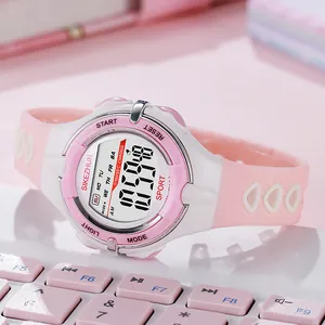 Nahaufnahme einer rosa multifunktionalen Digitaluhr für Mädchen im Schulalltag