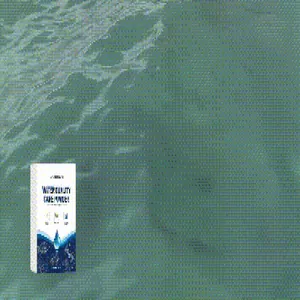 Detailaufnahme der Verpackung für Wasserqualitätspflegepulver vor grünem Hintergrund.