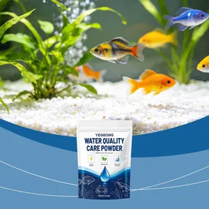 YEGBONG Wasserpflegepulver Beutel vor einer lebendigen, gesunden Aquarienszene