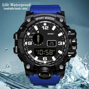 Gros plan d'une montre numérique de sport bleue robuste avec fond de projections d'eau