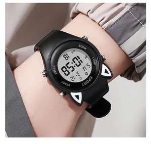 Vue détaillée d'une montre numérique pour enfants avec design oreilles de chat au poignet